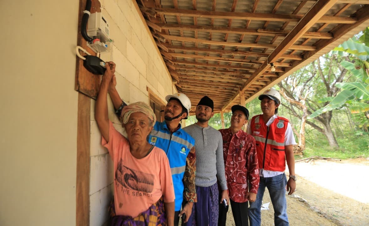 Warga Pulau Gili Raja Kini Nikmati Listrik 12 Jam Sehari