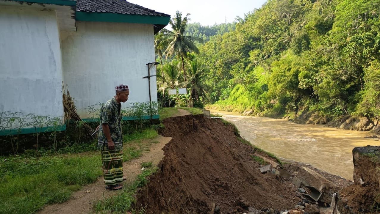 Longsor Talud Chek Dam Kedung Sapi Ancam Masjid dan Rumah Warga di Pacitan