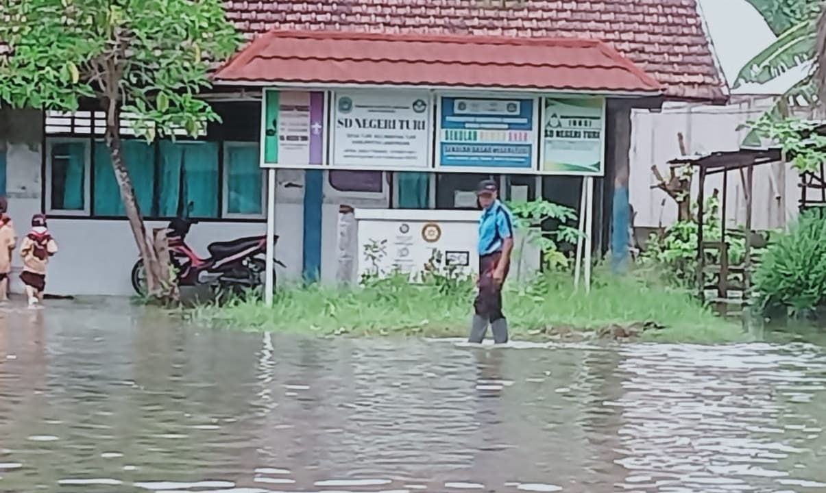 Tujuh Ruang Kelas SDN Turi Kebanjiran