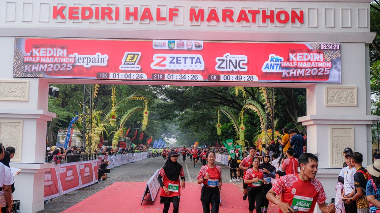 Zetta Berpartisipasi Dukung Semangat Pelari di Kediri Half Marathon 2025