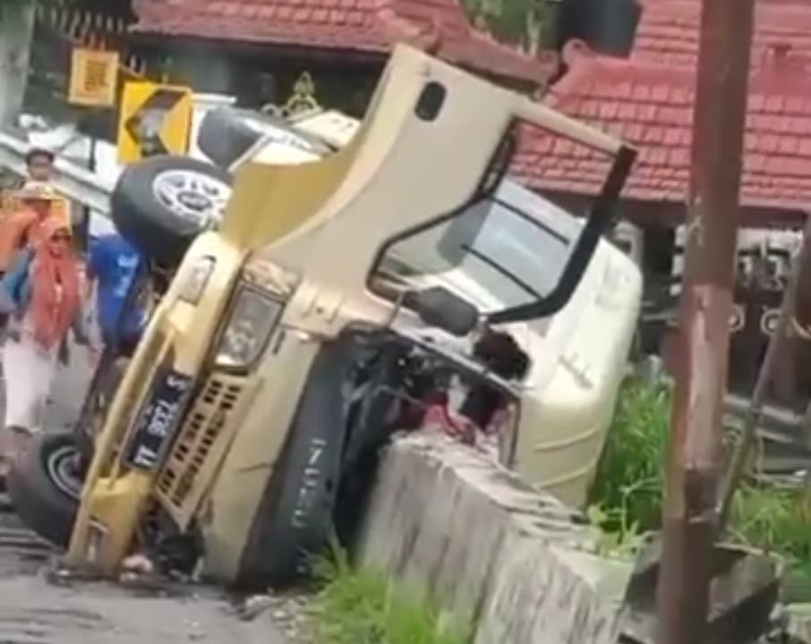 Elf Rombongan Wisatawan Asal Bojonegoro Alami Kecelakaan di Magetan-Karanganyar, 5 Orang Tewas