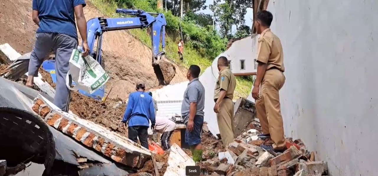 Rumah Kades Ngebel Ponorogo Diterjang Longsor, 4 Orang Terluka