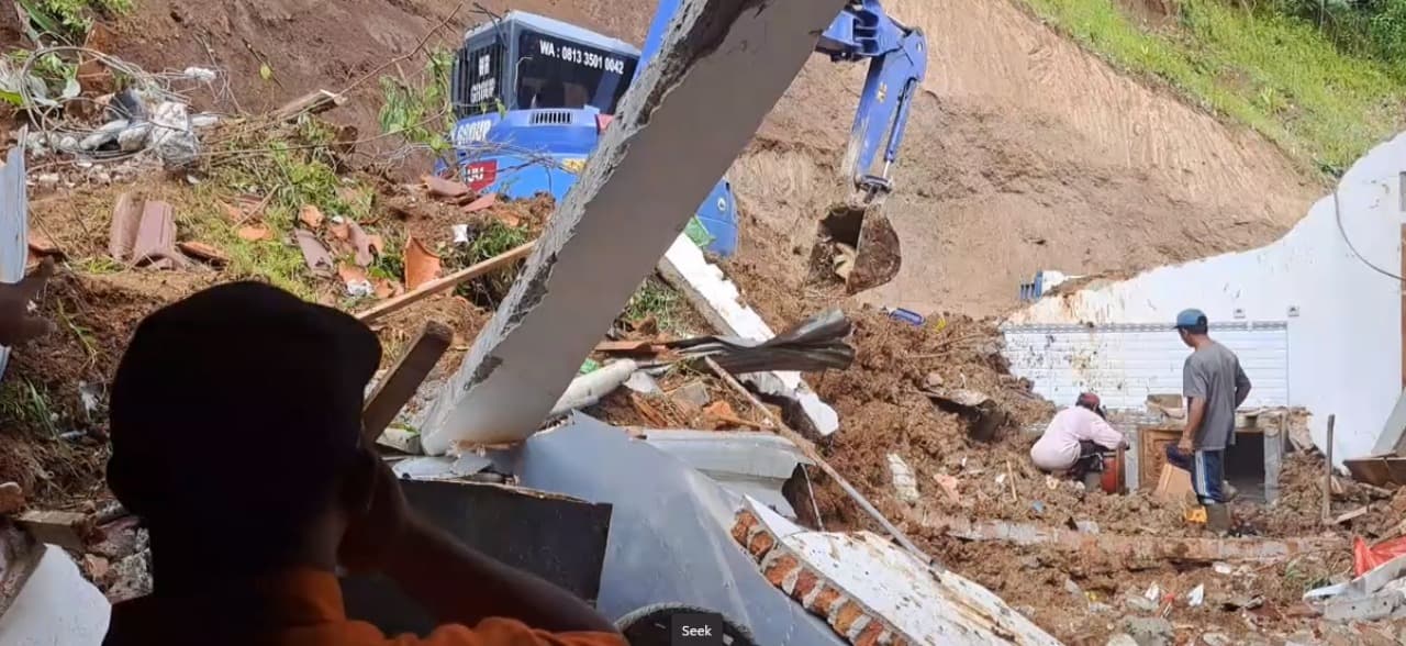 Korban Longsor di Ngebel Ponorogo Terima Bantuan
