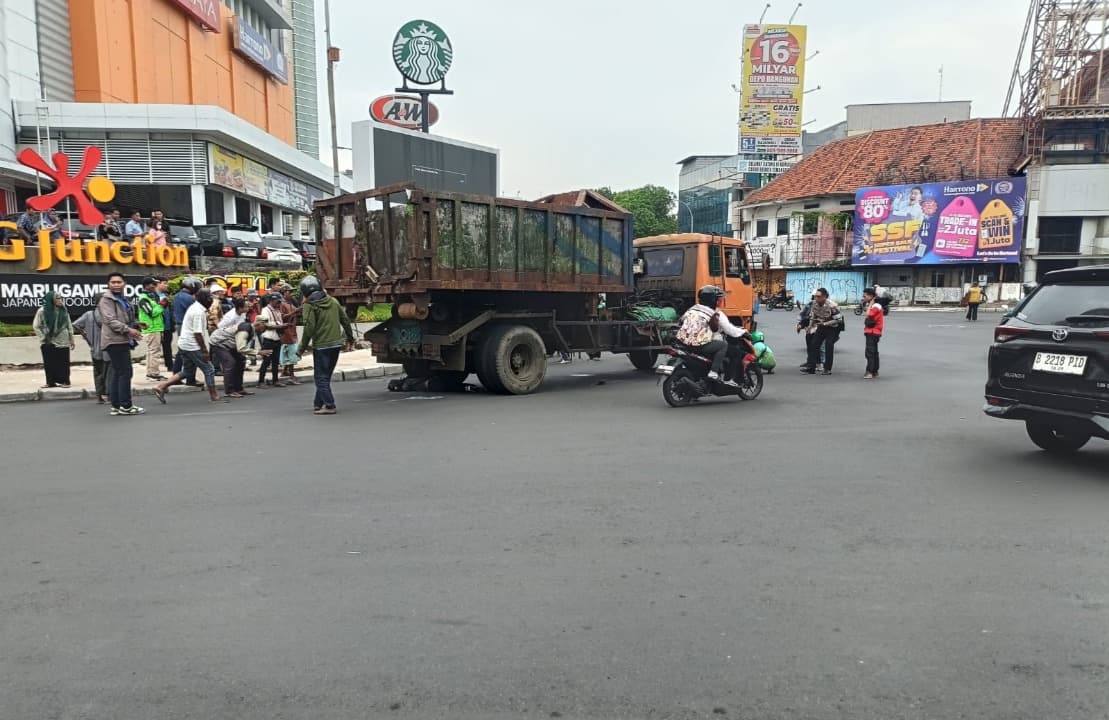 Pemotor Perempuan Tewas Terlindas Truk Sampah di Bubutan