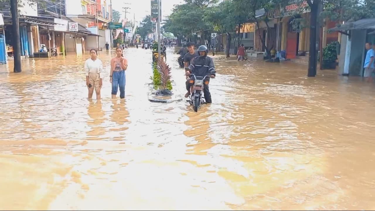 Polres Trenggalek Lakukan Rekayasa Lalu Lintas Akibat Jalan Nasional Terendam Banjir
