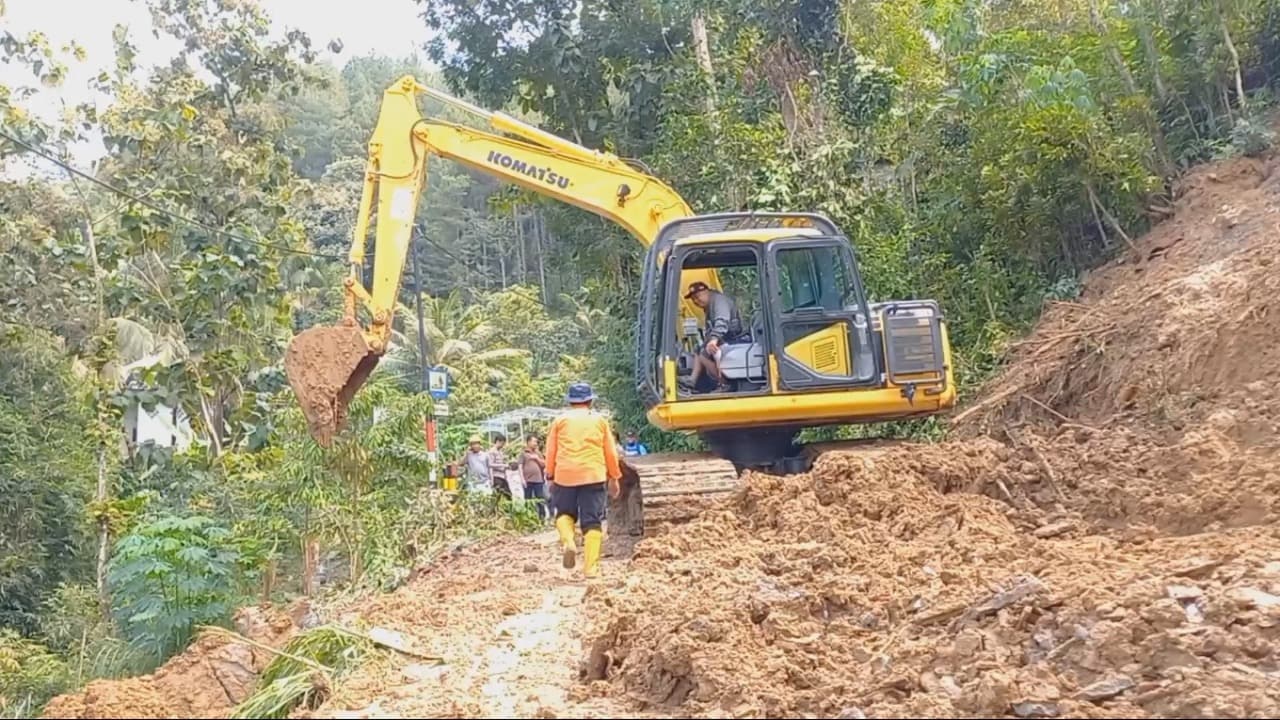 Pencarian 6 Warga Hilang Akibat Longsor di Trenggalek Terkendala Akses Jalan Putus