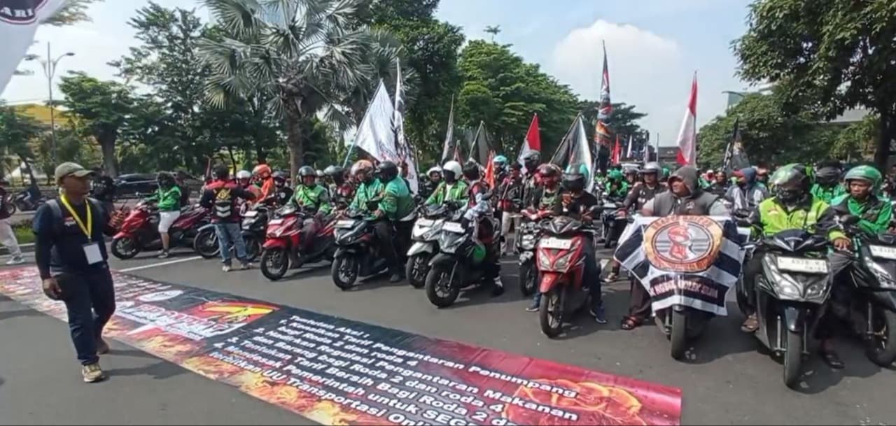 Bawa 5 Tuntutan, Ribuan Driver Ojol Blokade Jalan Ahmad Yani Surabaya