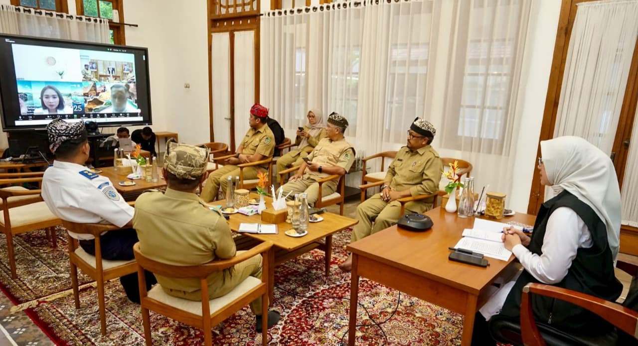 Gelar Rapat Dengan Bupati Ipuk, Wamenpar Dorong Optimalisasi Konektivitas Pariwisata Banyuwangi-Bali