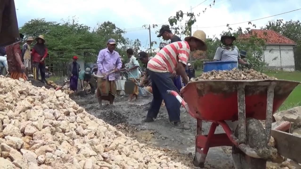 Warga Swadaya Perbaiki Jalan Rusak yang Tak Kunjung Diperbaiki Pemerintah