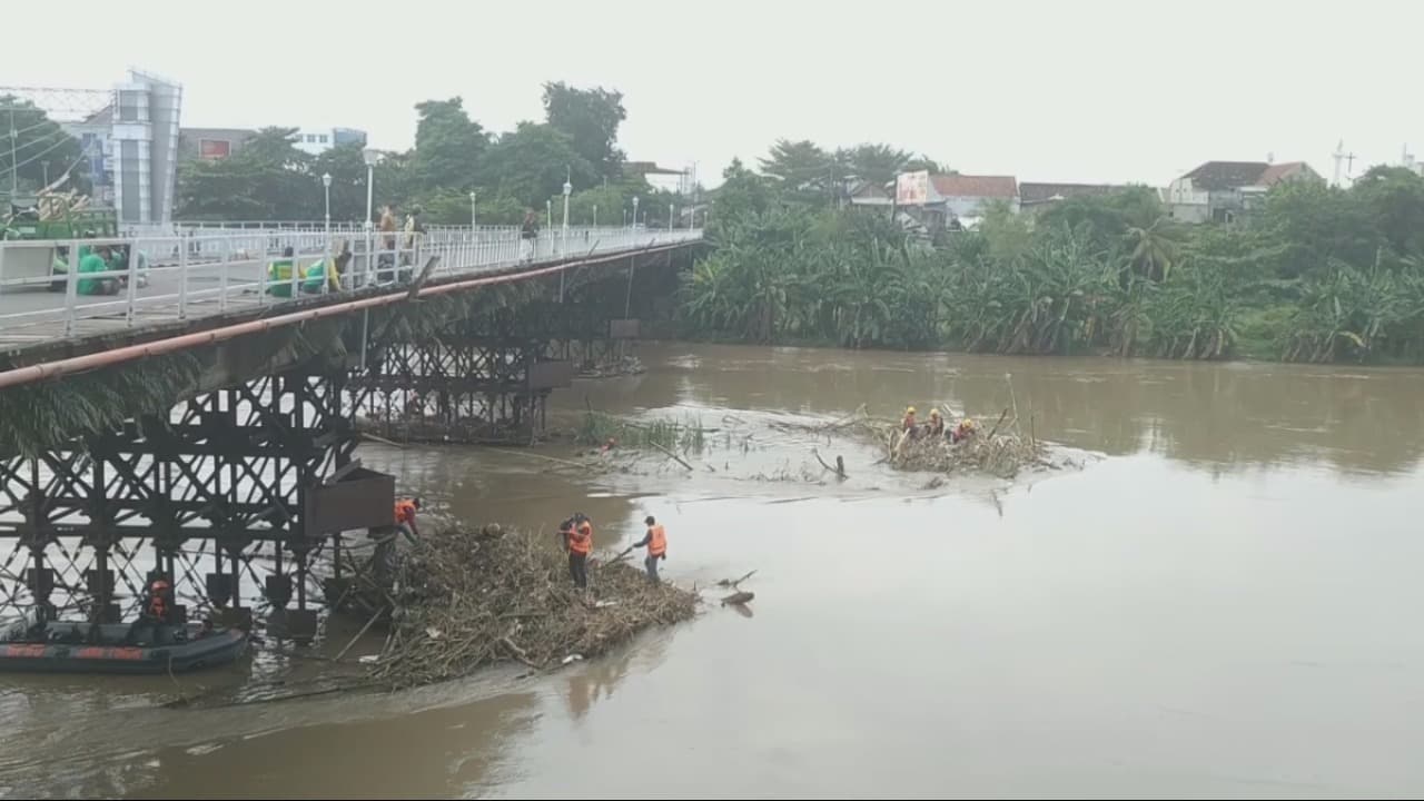 Jaga Bangunan Bersejarah, Tim Gabungan Bersihkan Sampah Di Kaki Jembatan Lama Kota Kediri