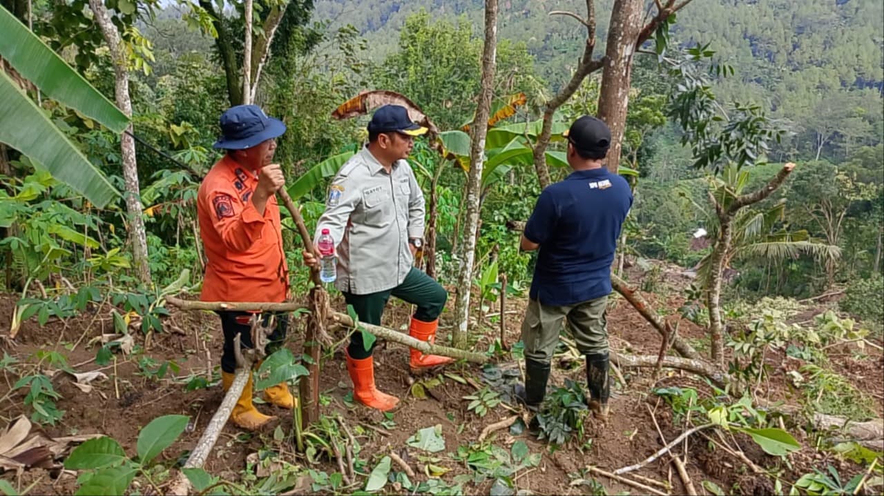 Tim Gabungan BPBD Jatim Bersihkan Material Longsor di Trenggalek