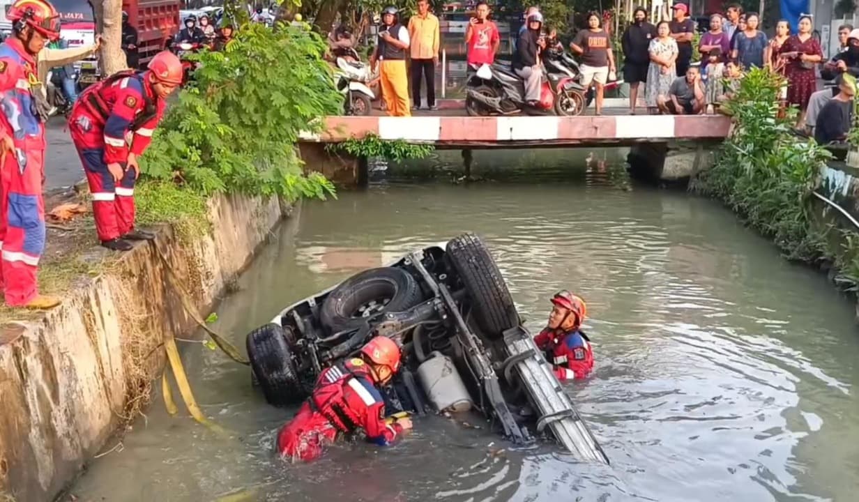 Pajero Sport Tercebur Sungai di Surabaya, Pengemudi Perempuan Kabur