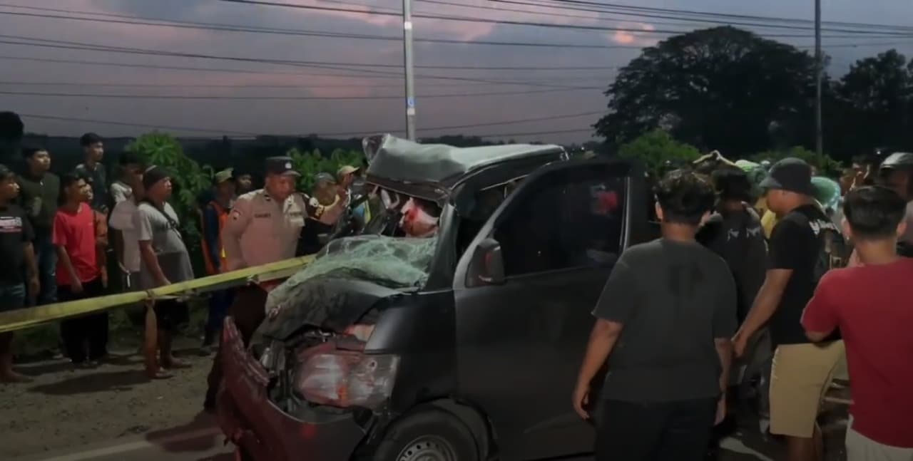 Sopir Oleng, Pikap Tabrak Truk di Ngawi