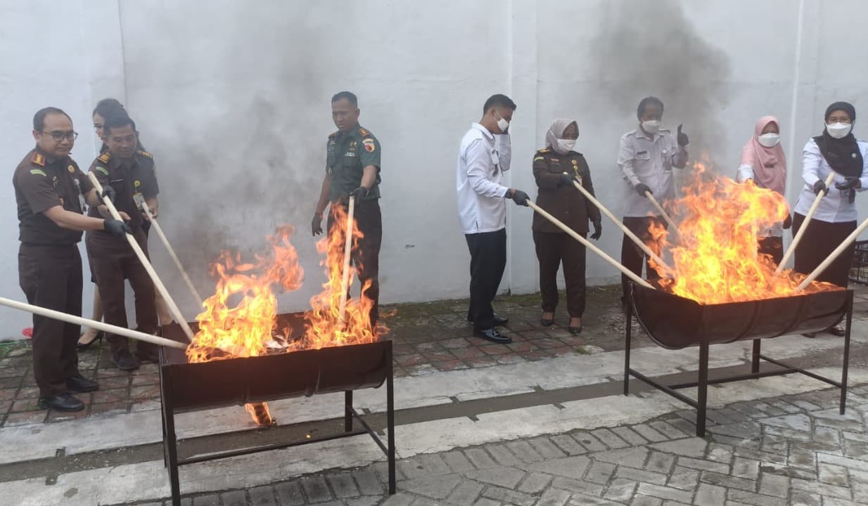 Kejari Kabupaten Mojokerto Musnahkan Barang Bukti 39 Perkara Inkrah, Ada Sabu Hingga Jamu