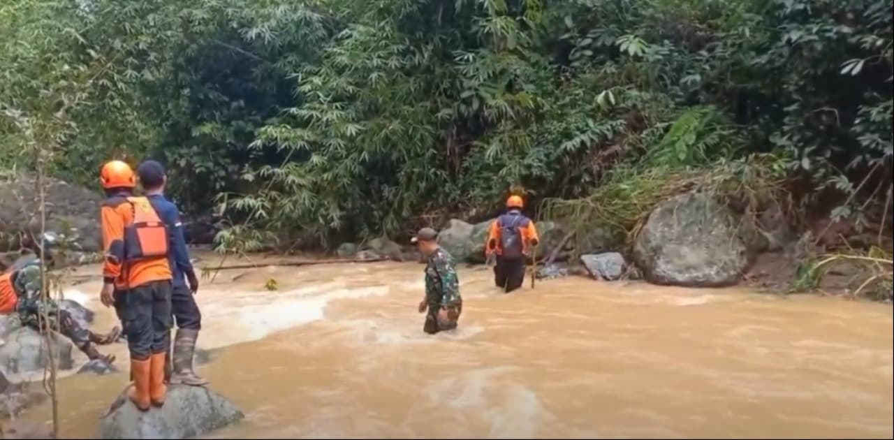 100 Personel Dikerahkan Cari Ibu dan Anak Terseret Banjir di Tulungagung