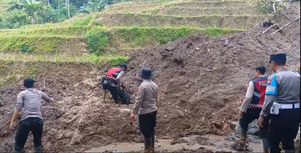 Lokasi Terdeteksi, Pencarian Korban Longsor Trenggalek Dilanjutkan Pagi Ini