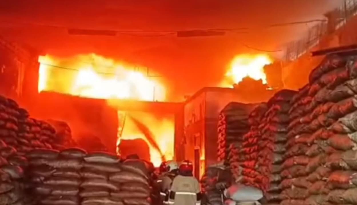 Kedua Kalinya, Gudang Kemiri di Jalan Sultan Iskandar Muda Surabaya Terbakar