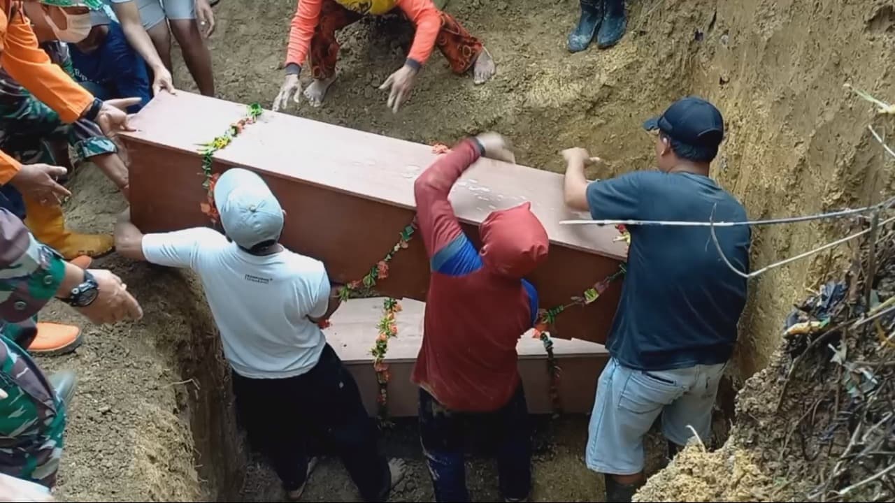 Dua Jenazah Korban Longsor Trenggalek Dimakamkan dalam Satu Liang Kubur