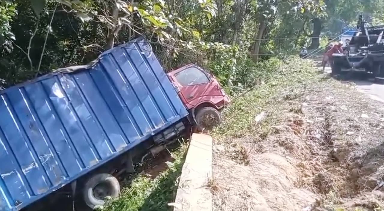 Truk Bermuatan Plastik dan Kertas Terjun ke Jurang di Pamekasan