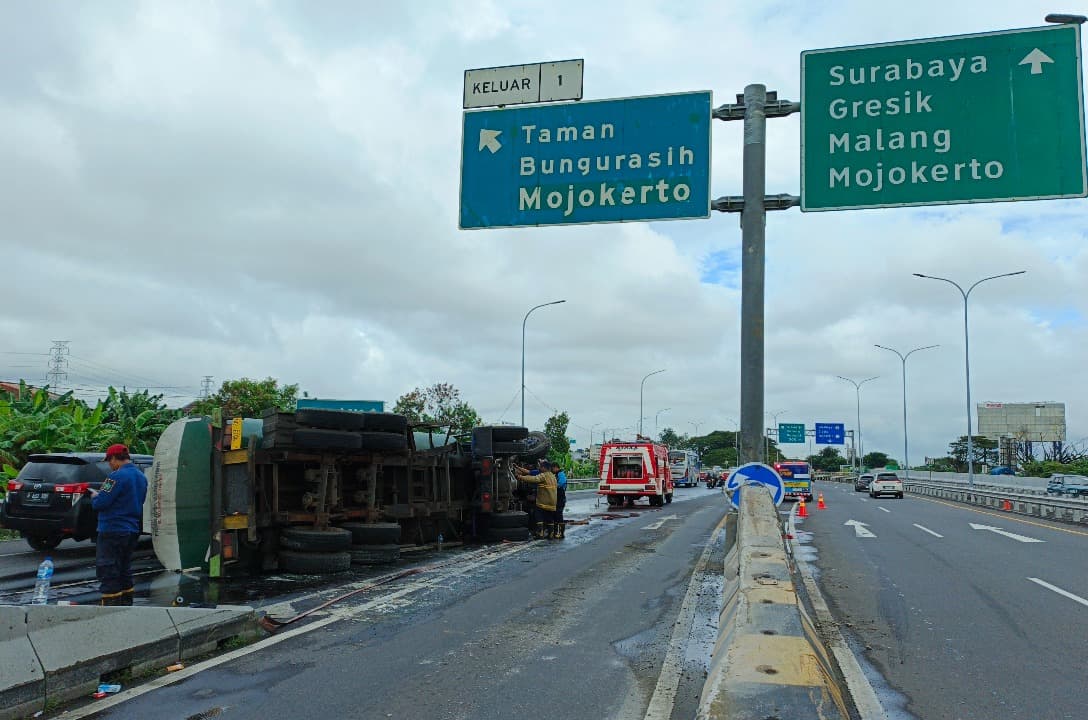 Hindari Orang Nyeberang, Truk Muat Lem Kayu Terguling di Exit Tol Medaeng