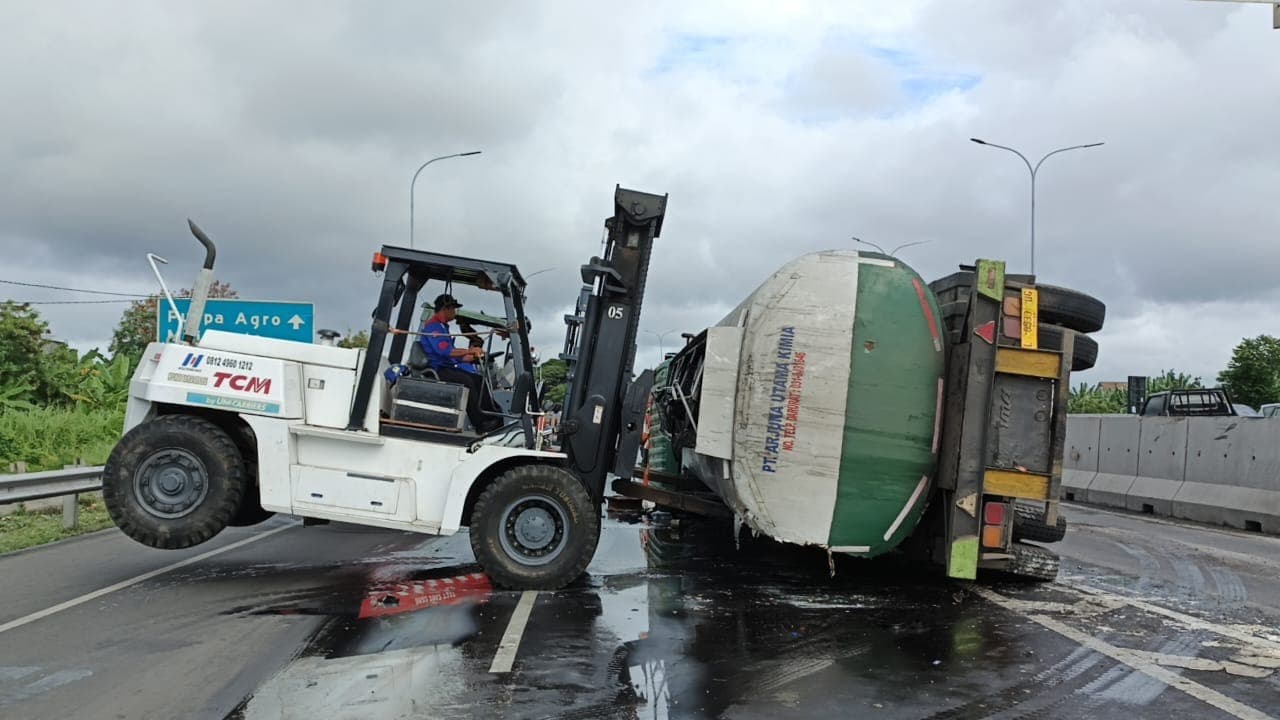 Truk Muat Lem Berhasil Dievakuasi, Arus Lalin di Medaeng Macet