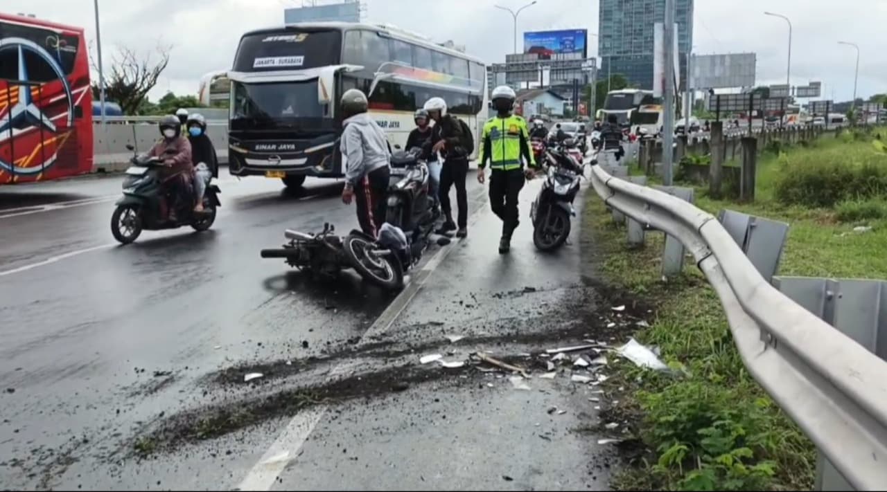 Satu Mobil dan 4 Motor Kecelakaan Akibat Lem Tumpah di Exit Tol Medaeng