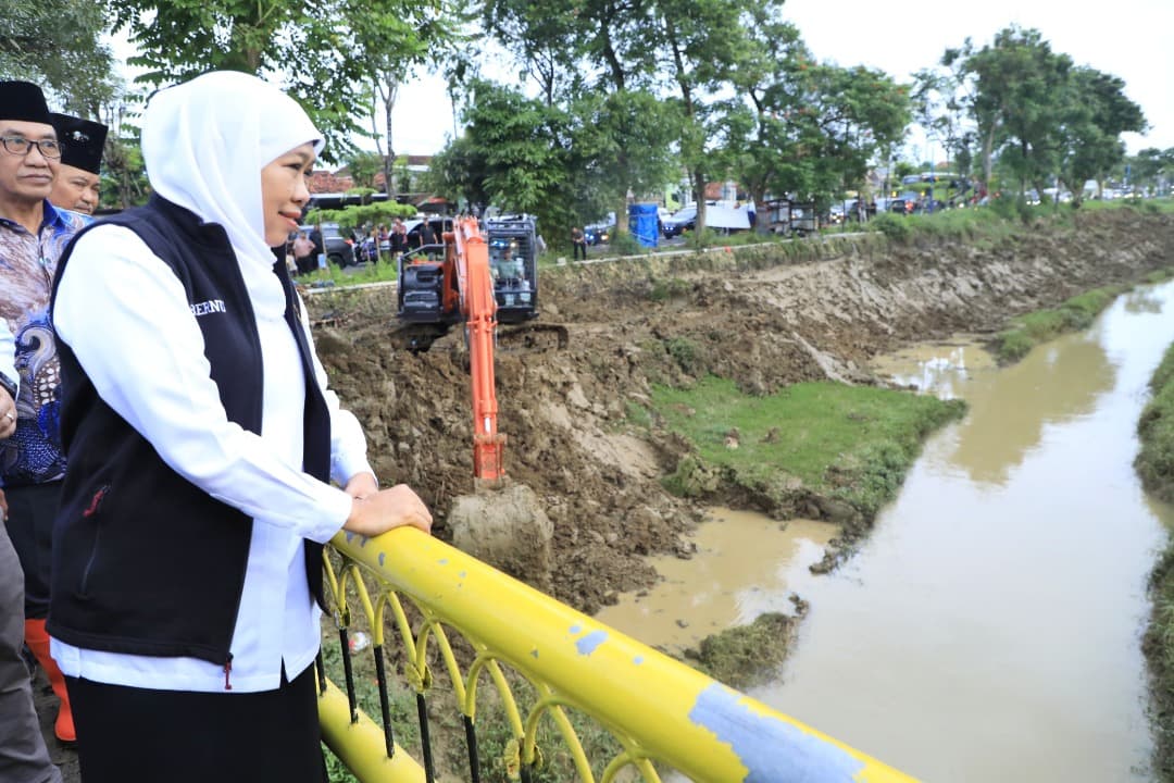 Gubernur Khofifah Tinjau Normalisasi Sungai di Pamekasan