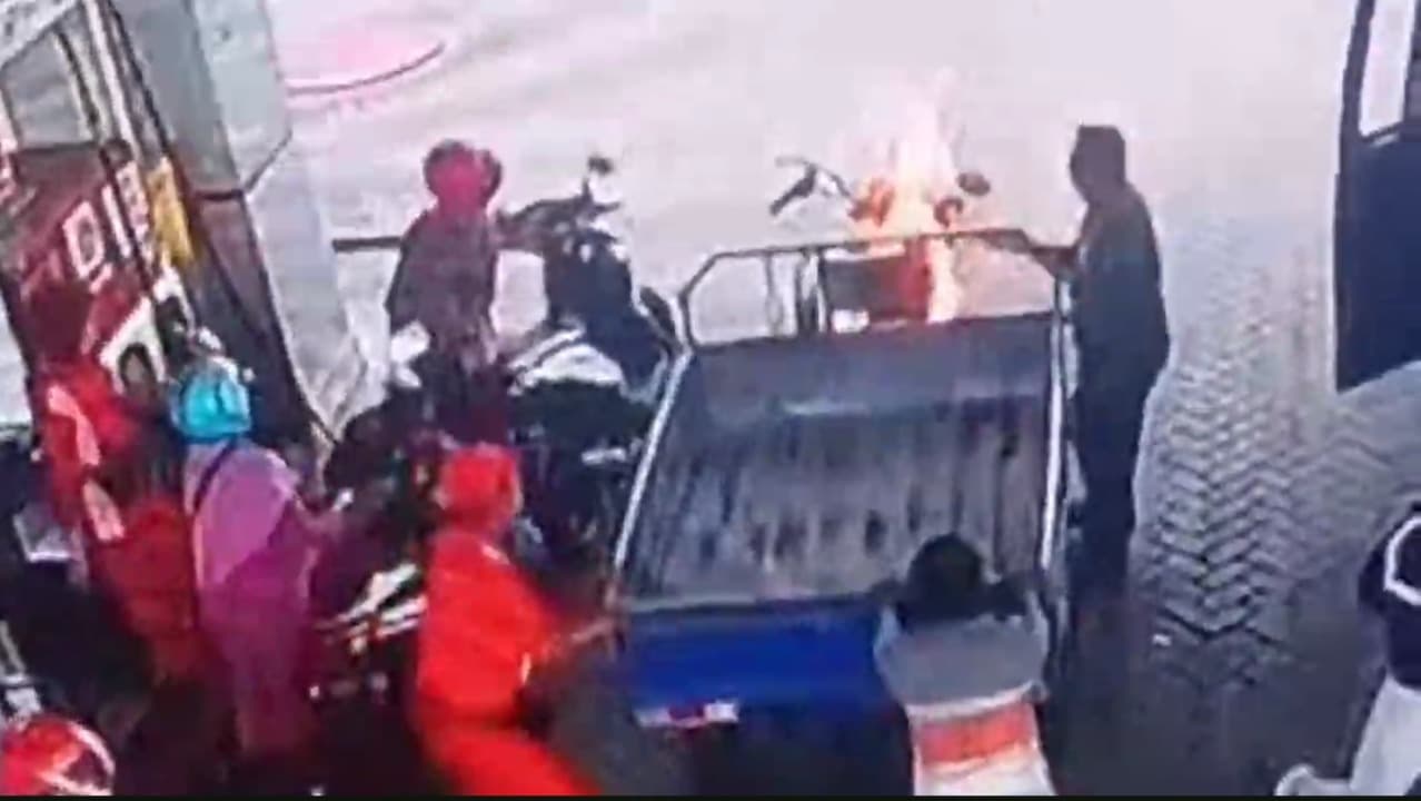 Kendaraan Roda 3 Terbakar Usai Isi BBM di SPBU Bangkalan, Kagetkan Pengendara Lain