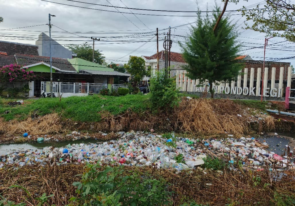 Tumpukan Sampah di Sungai Perum Taman Pondok Legi, Warga Keluhkan Bau Busuk