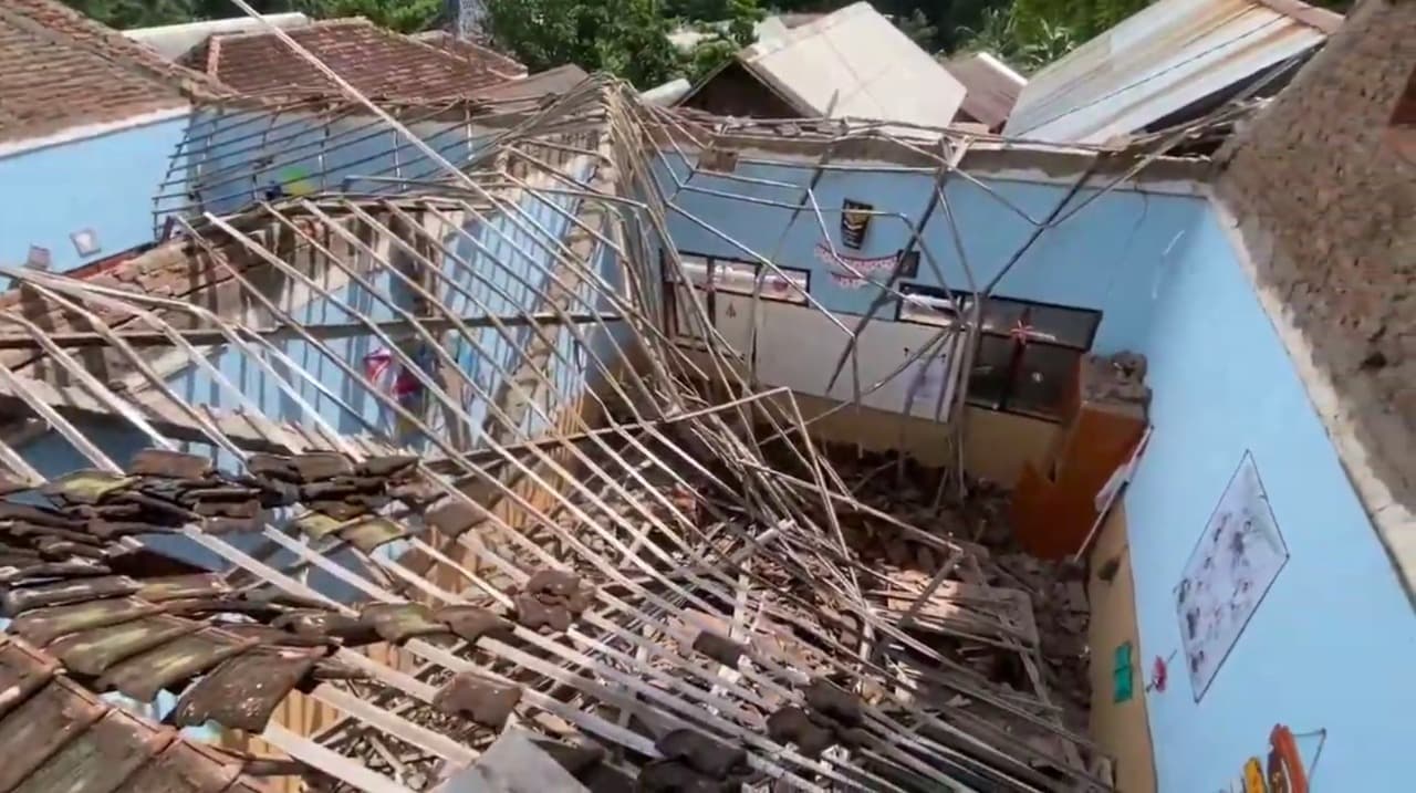 Diguyur Hujan Deras, Atap Dua Ruang Kelas SDN Petung 3 Pasuruan Ambruk