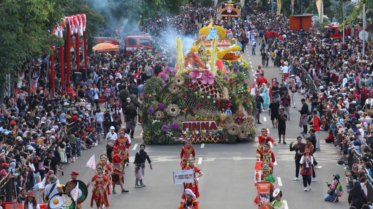 Surabaya Vaganza 2025, Mobil Hias FINNA Usung Konsep Dewi Sri
