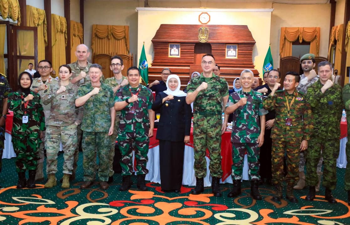 Gubernur Khofifah Kenalkan Keunggulan Jatim kepada Atase Pertahanan 17 Negara