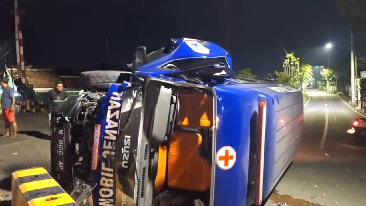 Ambulans Terguling Usai Tabrak Separator di Madiun, Jenazah Dipindah ke Kendaraan Lain