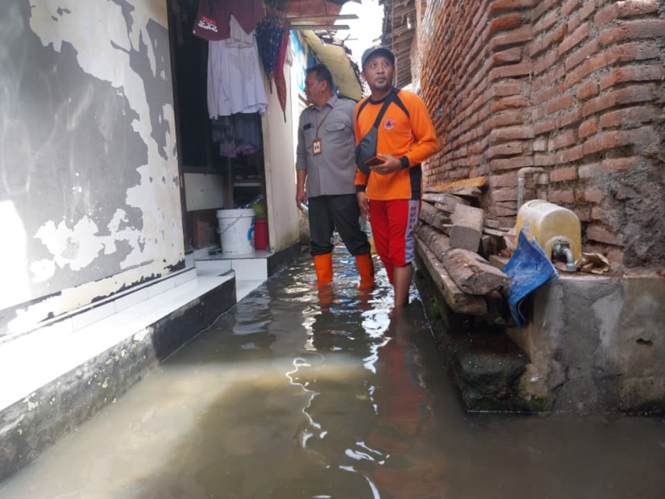 Banjir Rob Genangi Kampung Mandar Banyuwangi
