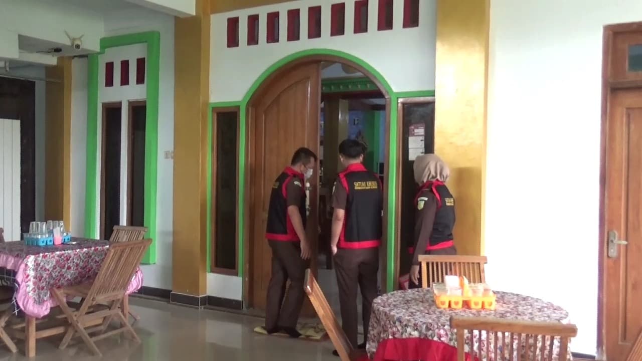 Kejari Ngawi Geledah Rumah Tersangka Winarto, Amankan Dokumen dan Kendaraan