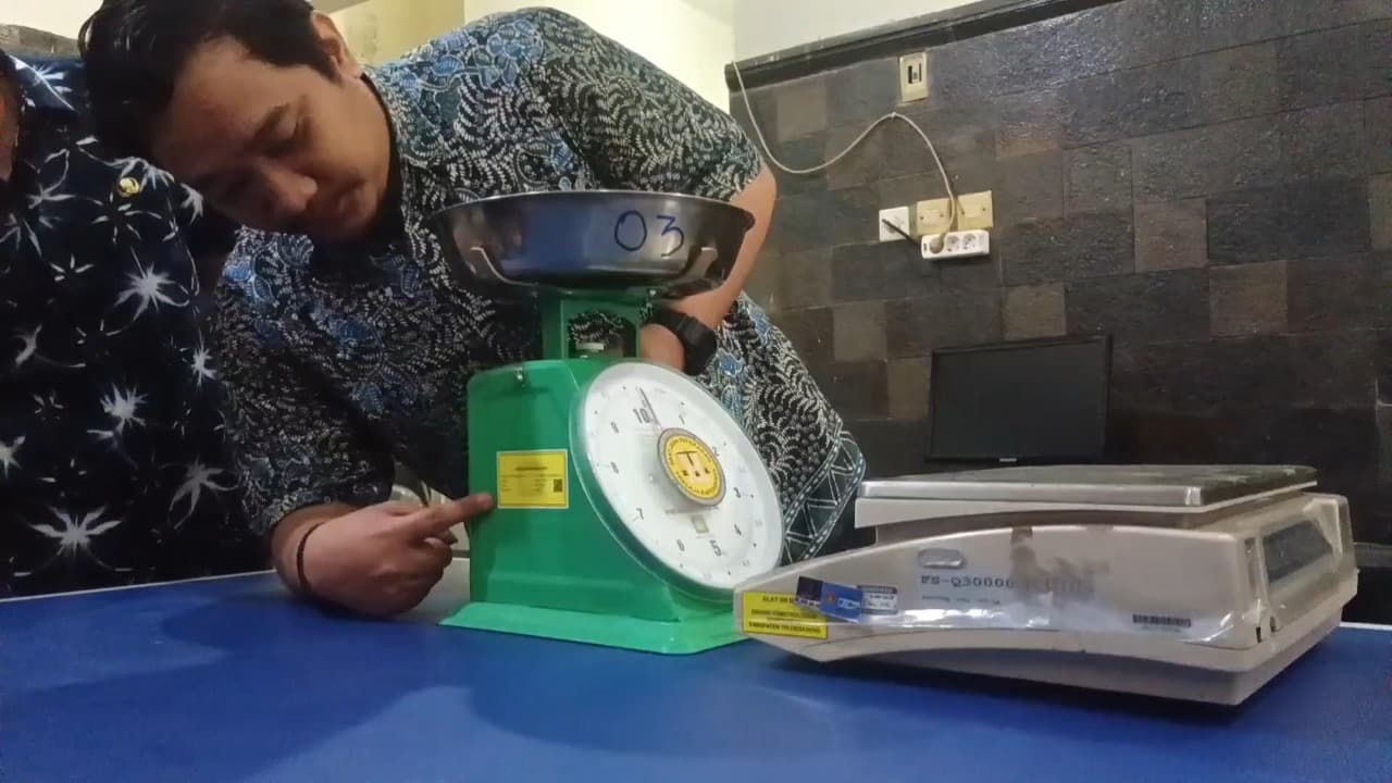 Disperindag Tulungagung Rutin Cek Timbangan Pedagang Pasar untuk Lindungi Konsumen