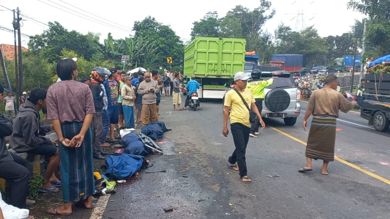 Rem Blong, Dump Truk Tabrak Pikap dan Motor di Probolinggo, 4 Orang Tewas
