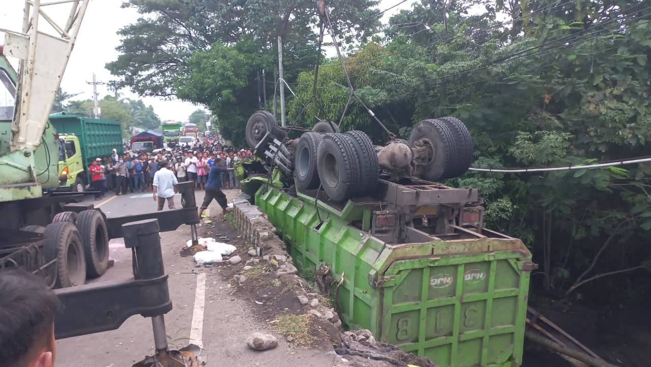 Polisi Olah TKP Laka Maut di Probolinggo, Dua Korban Tewas Ternyata Pasutri