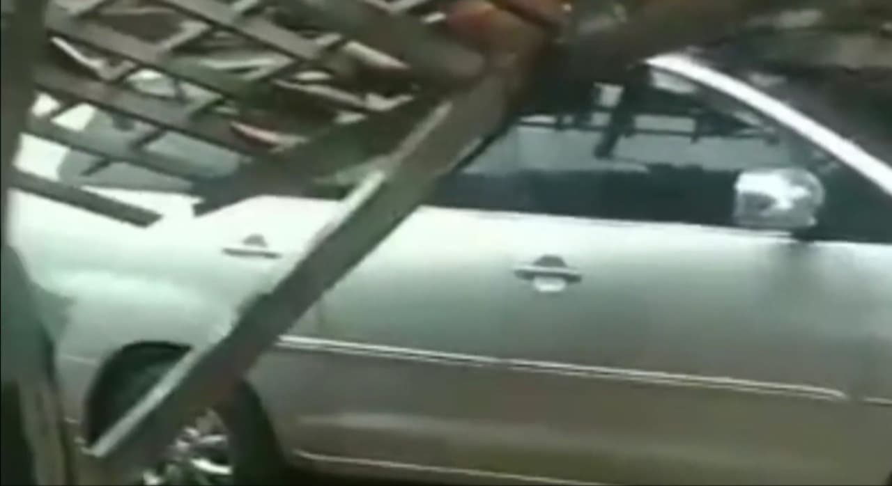 Diterjang Angin Puting Beliung, Garasi Rumah Warga Ambruk Timpa Mobil Dan Motor