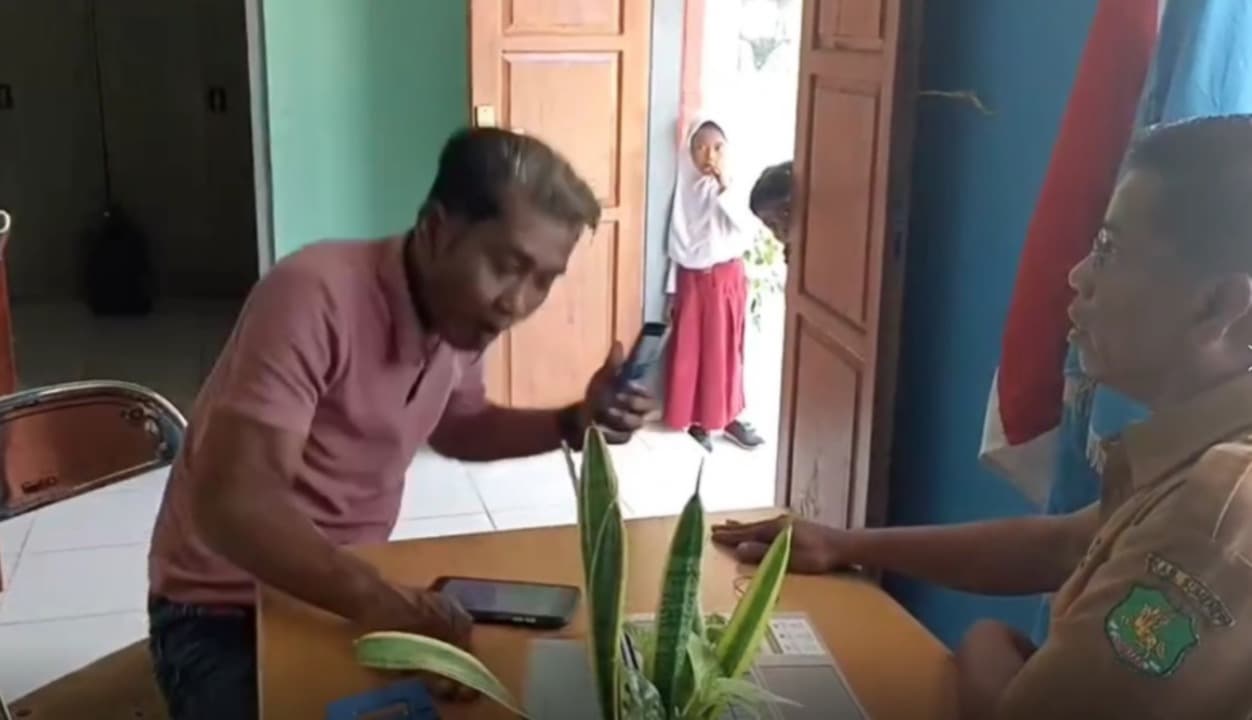 Viral, LSM Gebrak Meja Sekolah dan Bikin Kericuhan di SDN Duko Sumenep