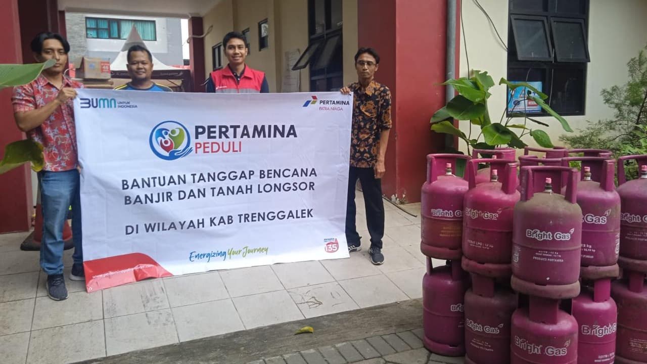 PT Pertamina Patra Niaga Regional Jatimbalinus Kirim Bright Gas untuk Dapur Umum Banjir dan Longsor Trenggalek