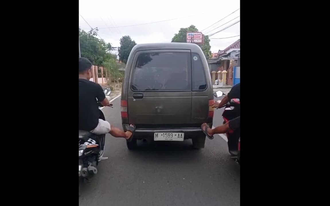 Viral, Pengendara Motor Dorong Mobil Carry Mogok Pakai Kaki