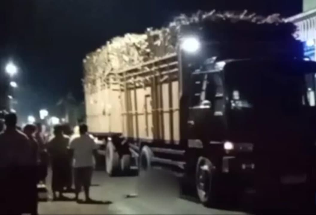 Gagal Menyalip, Pengendara Motor Di Kediri Nyaris Terlindas Truk Gandeng