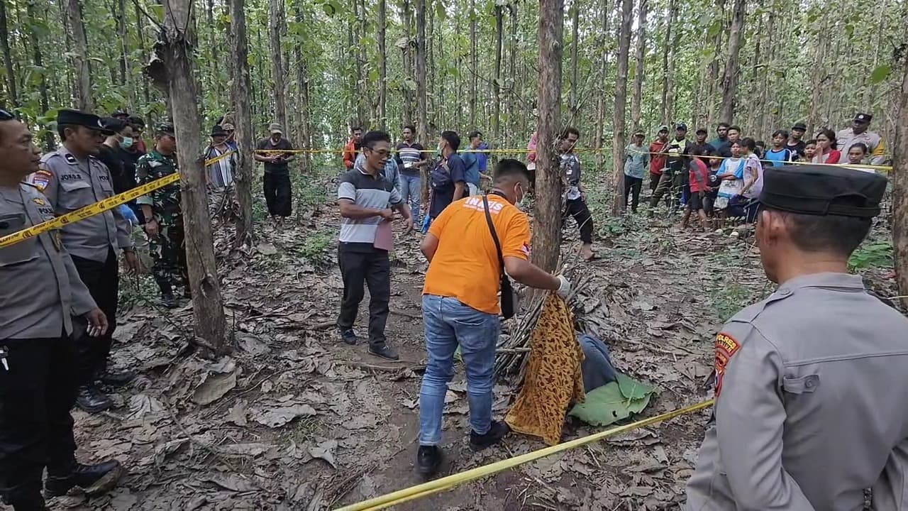 Jatuh Saat Cari Kayu, Seorang IRT Ditemukan Tak Bernyawa Di Hutan Jati