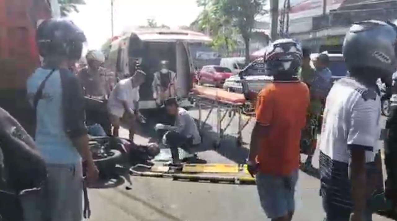 Diduga Mengantuk, Pengendara Motor Tabrak Truk Sedang Parkir