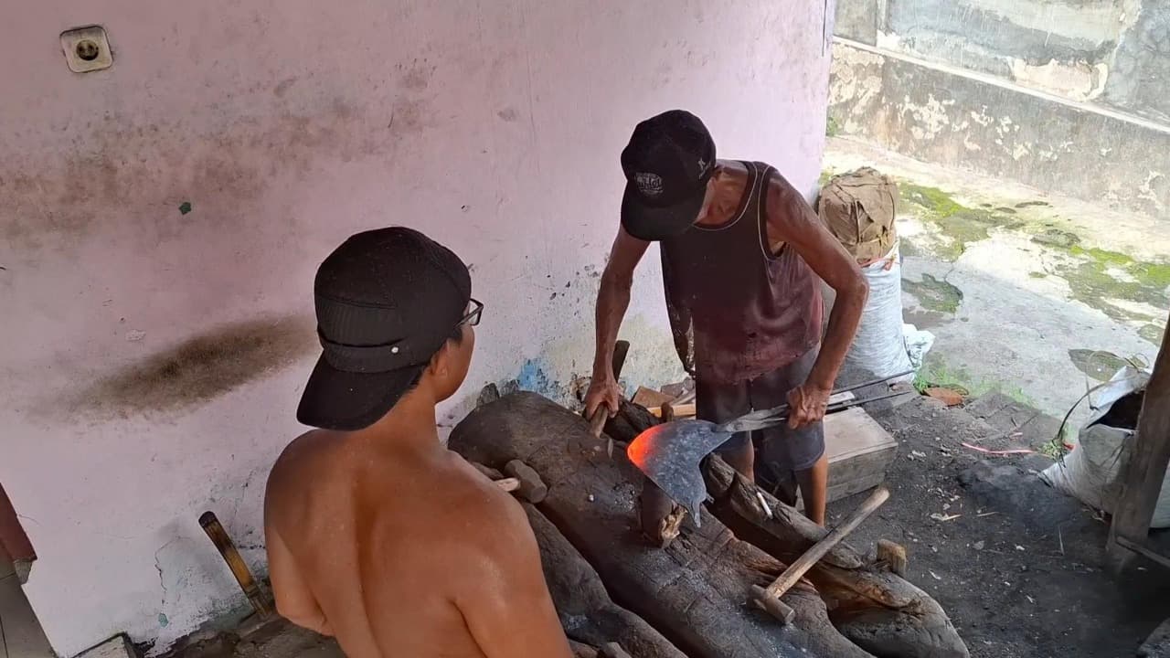 Kakek Margiono, Pande Besi yang Setia Lestarikan Tradisi di Tengah Modernisasi