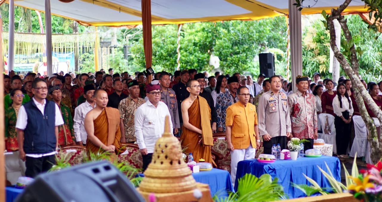 Ribuan Umat Budha Banyuwangi Rayakan Dharma Santi Waisak