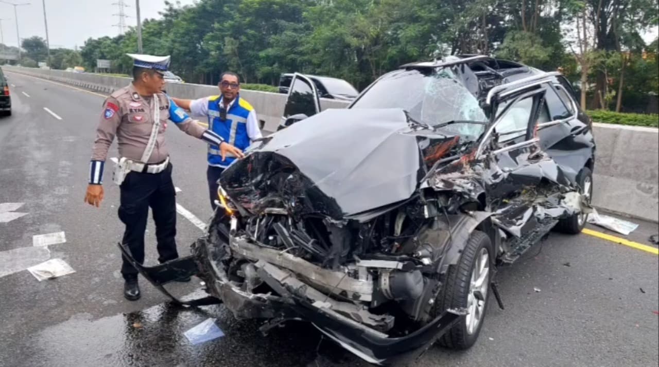 Nyalip di Bahu Jalan, BMW Tabrak Honda Brio di Tol Sidoarjo