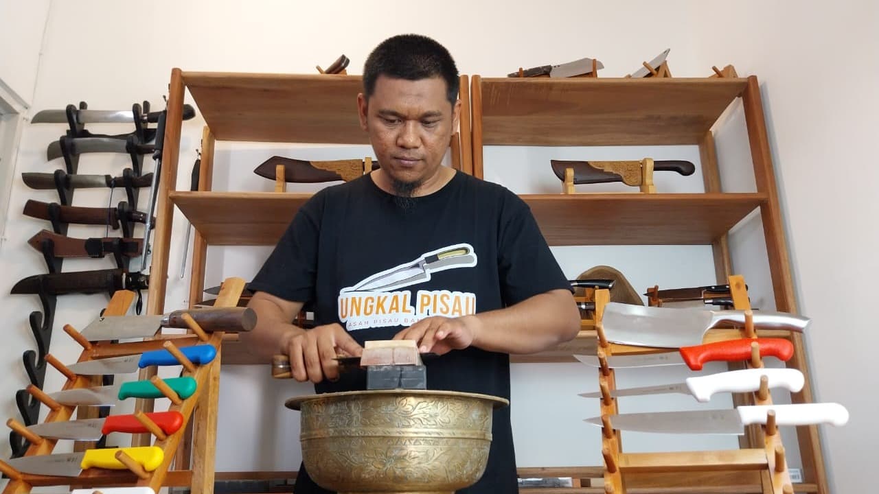 Jelang Hari Raya Idul Adha Membawa Berkah Bagi Pelaku Jasa Asah Pisau di Banyuwangi