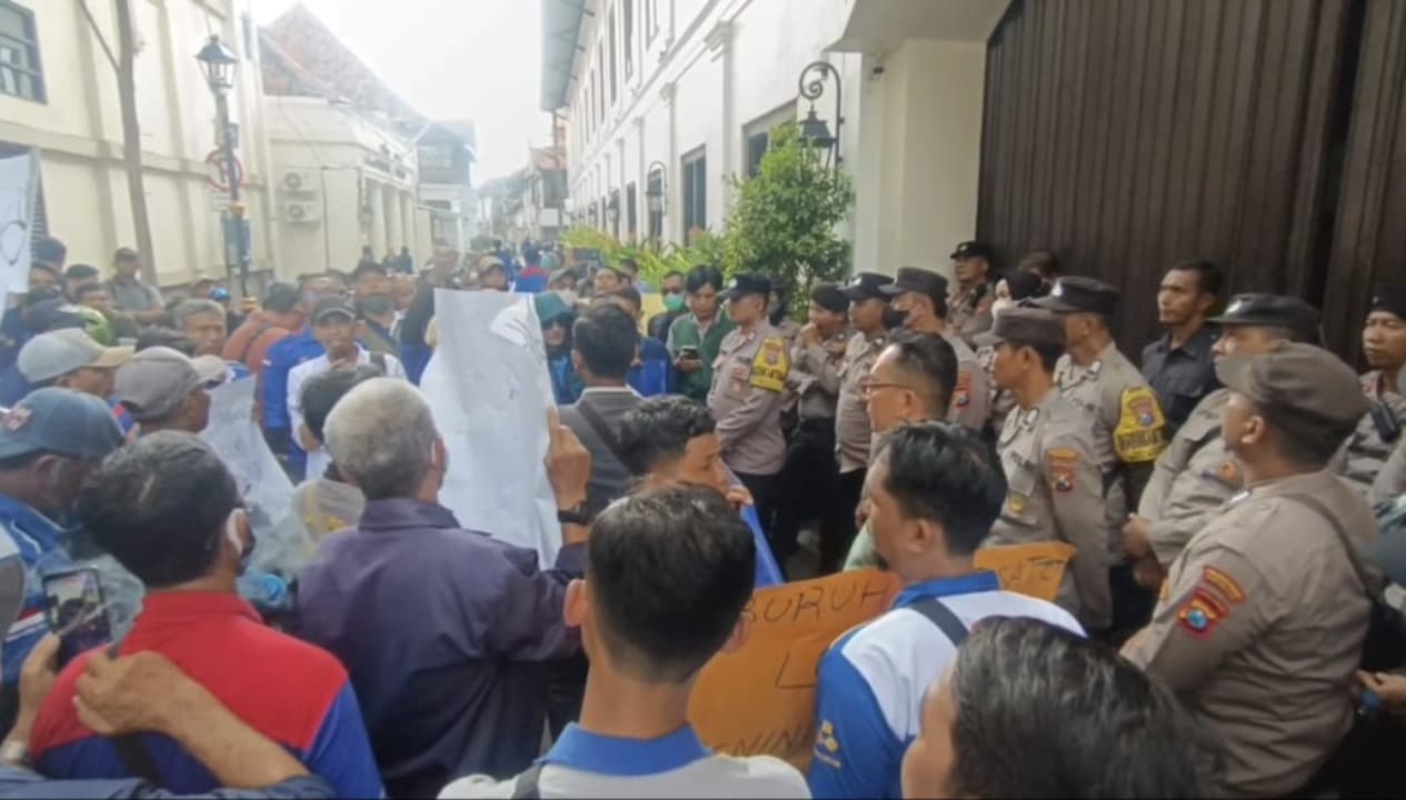 THR dan Gaji Tak Cair, Buruh PT Pakerin Demo Kantor Pusat dan Bank Prima di Surabaya